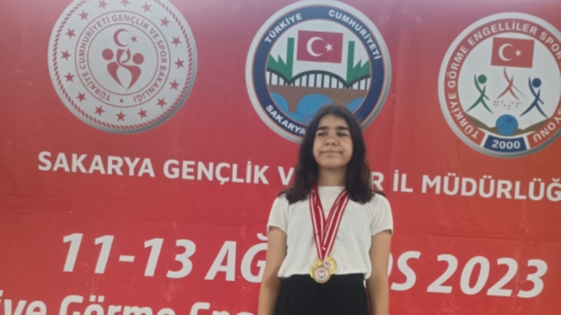 Türkiye Yüzme Birincisi Öğrencimiz Selime Akyol
